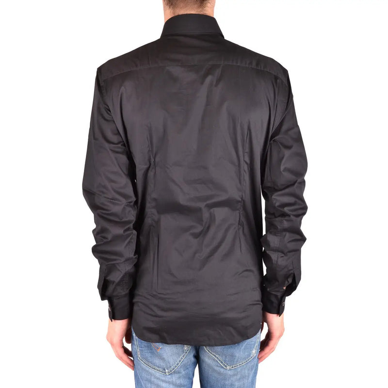 Costume National Herrenhemd aus schwarzer Baumwolle mit langen Ärmeln, Satin-Finish, klassischem Kragen und geknöpften Manschetten.