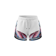 Weiße Baumwollshorts für Damen von County Of Milan mit leuchtend pinken und blauen Flügelmotiven an den Seiten.