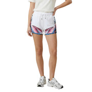 Weiße Baumwollshorts für Damen von County of Milan mit elastischem Bund und einem auffälligen pink-blauen Flügelprint an den Seiten.