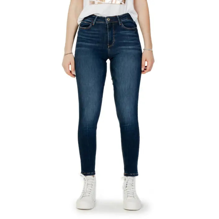 Dunkelblaue Skinny-Jeans, präsentiert an einem Model, zeigen modernen Modestil.