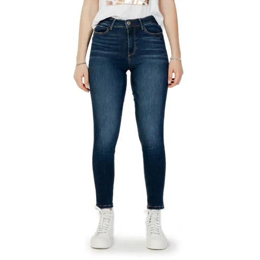 Dunkelblaue Skinny-Jeans, präsentiert an einem Model, zeigen modernen Modestil.