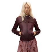 Eine elegante, bordeauxrote Leder-Motorradjacke mit mittigem Reißverschluss und zwei Vordertaschen für stilvolle Oberbekleidung