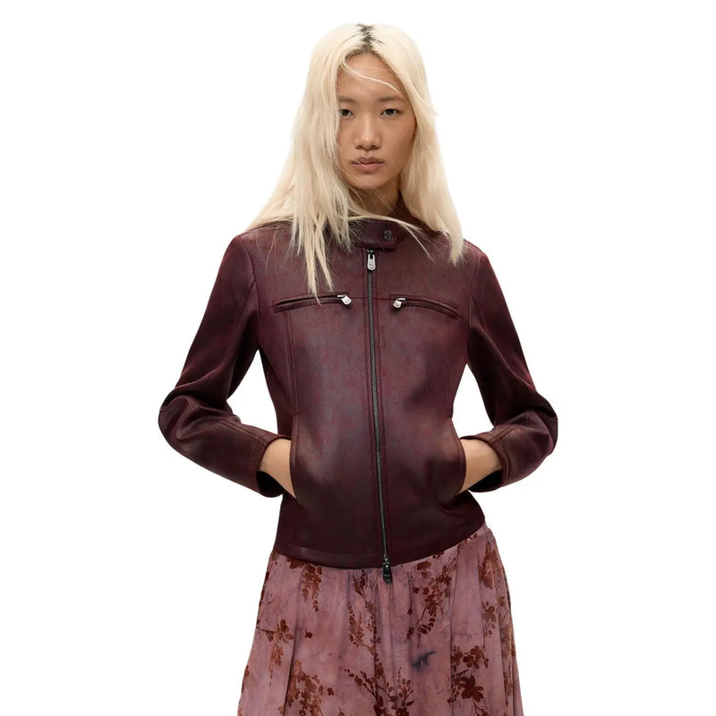 Eine elegante, bordeauxrote Leder-Motorradjacke mit mittigem Reißverschluss und zwei Vordertaschen für stilvolle Oberbekleidung