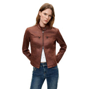 Braune Wildleder-Motorradjacke mit Reißverschluss vorne und zwei aufgesetzten Taschen, kombiniert mit einem schwarzen Polyesterblazer von Desigual für Damen.