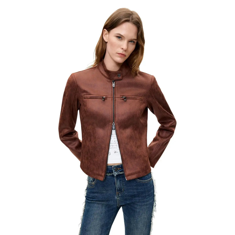 Braune Wildleder-Motorradjacke mit Reißverschluss vorne und zwei aufgesetzten Taschen, kombiniert mit einem schwarzen Polyesterblazer von Desigual für Damen.