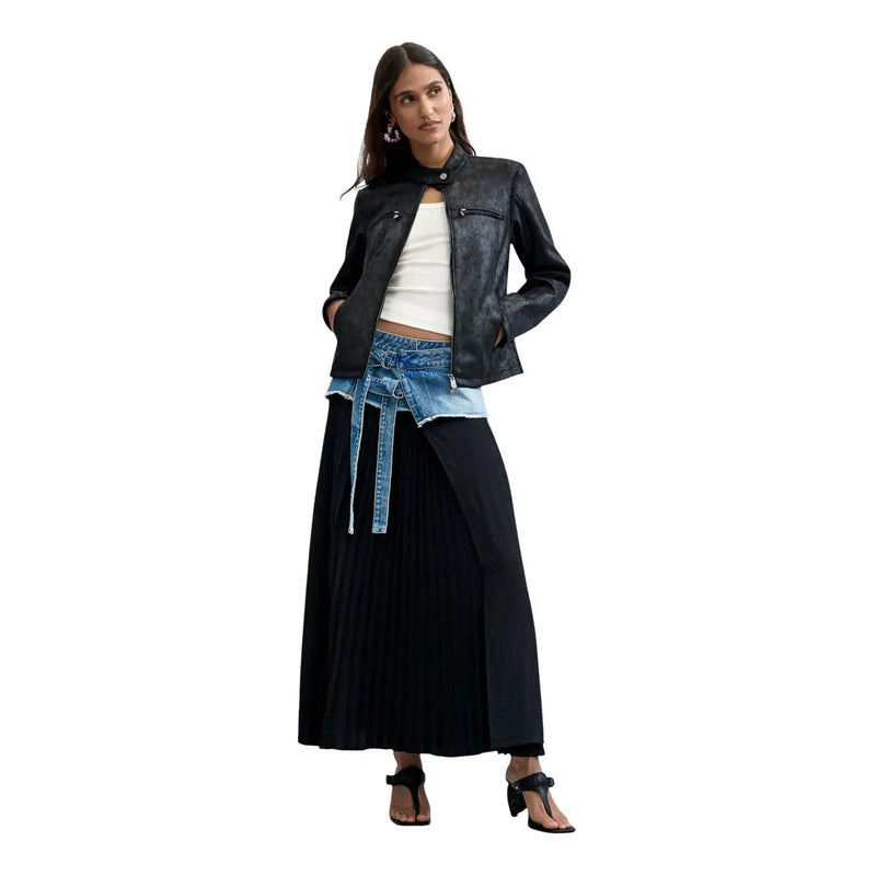 Schwarzer Damenblazer von Desigual aus Polyester mit Stehkragen und Reißverschlusstaschen vorne mit dezenter Struktur