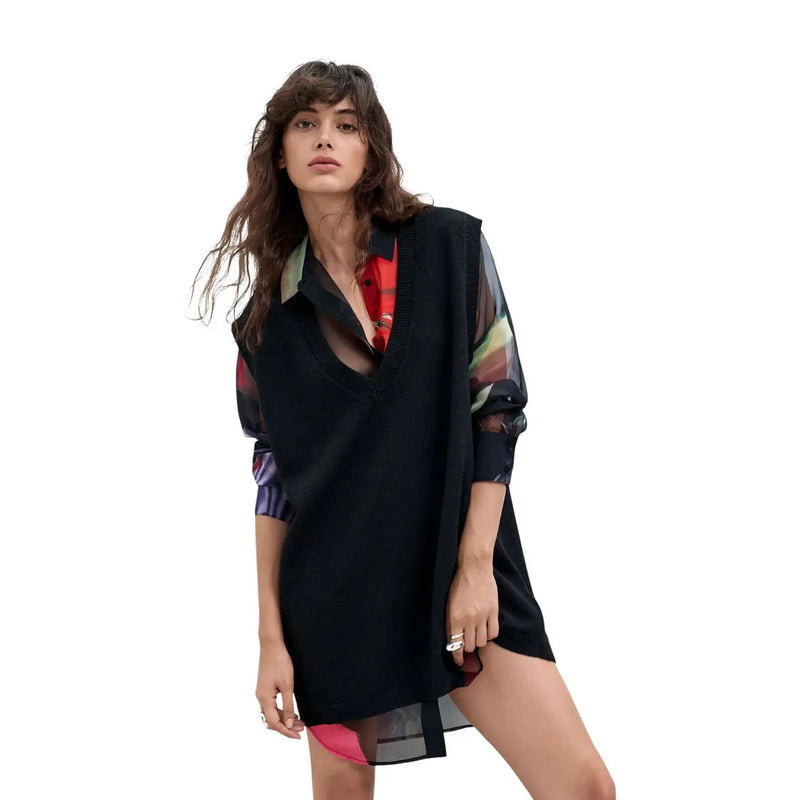 Desigual Damen langes schwarzes Kleid aus Polyestergemisch mit schwarzer ärmelloser Strickweste und transparenten, mehrfarbigen Ärmeln über einem rot-schwarzen Hemd