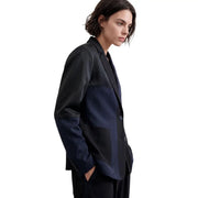 Desigual Damenblazer in Blau mit schwarzem und marineblauem Nadelstreifen-Patchwork und kontrastierenden Stoffeinsätzen aus Polyestergemisch.