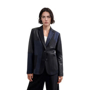 Desigual Damenblazer in Blau mit schwarzem und marineblauem Patchwork-Muster, Lederärmeln und Einsätzen aus einem nadelgestreiften Polyestergemisch.