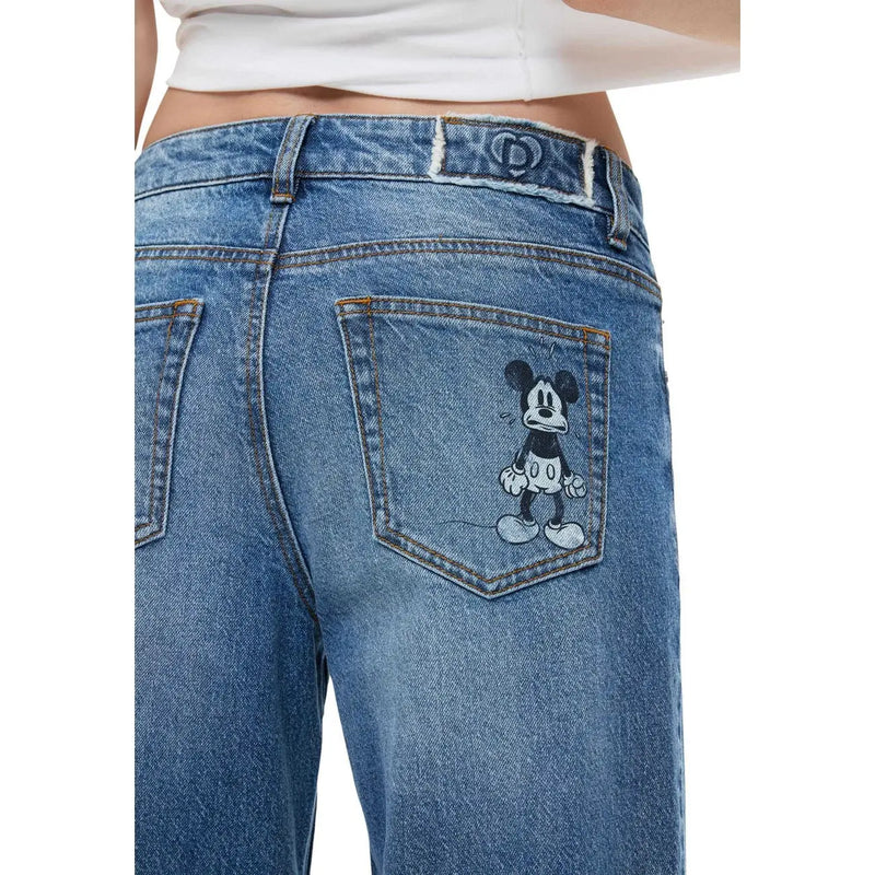 Rückseite der blauen Desigual Damen-Jeans aus Baumwoll-Denim mit schwarz-weiß gesticktem Mickey-Mouse-Motiv auf der Tasche