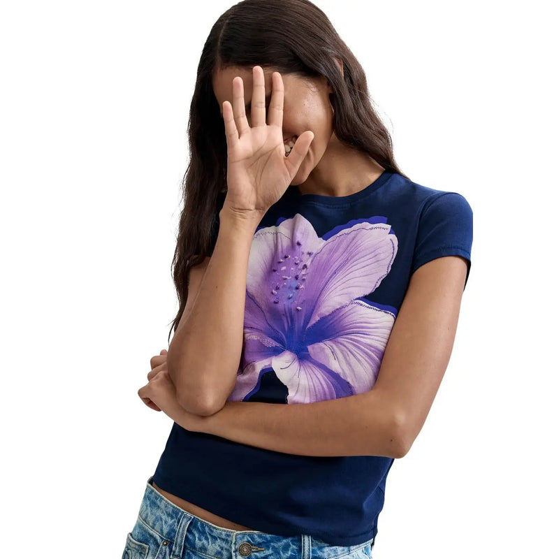 Marineblaues, kurzärmeliges Baumwoll-T-Shirt mit Rundhalsausschnitt, leuchtend violetter Hibiskusblüte und dezenter Perlenstickerei von Desigual