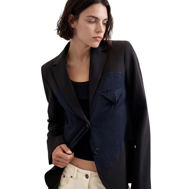 Schwarzer Desigual Damenblazer mit blauem geometrischem Muster, marineblauen Nadelstreifen-Patches, strukturiertem Design und Viskosemischgewebe