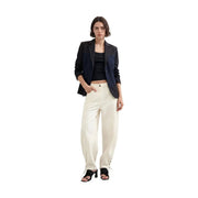 Cremefarbene, weit geschnittene Hose mit lockerer Passform und dezenten Seitendetails, die perfekt zum blauen, geometrischen Blazer von Desigual für Damen aus Viskosemischung passt.
