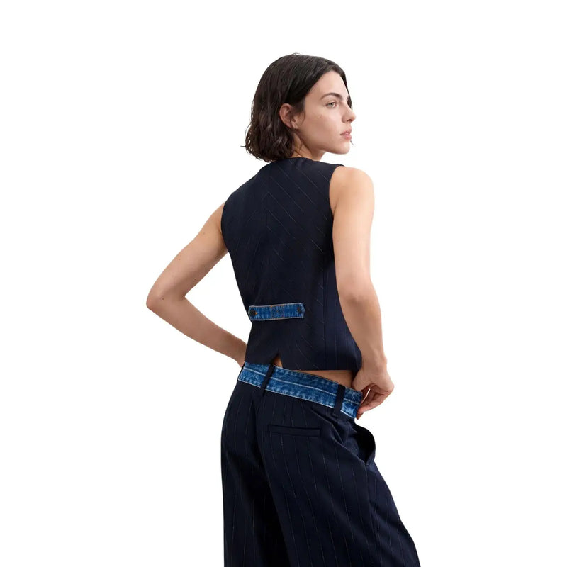 Rückansicht der Desigual Damen-Weste mit blauen Nadelstreifen und marineblauen Ärmeln top mit vertikalen Rippen und Denim-Aufnäher