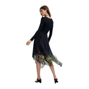 Schwarzes Desigual-Damenkleid aus Viskose mit langen Ärmeln, fließendem, asymmetrischem Rock und gelbgrünen floralen Saumdetails.