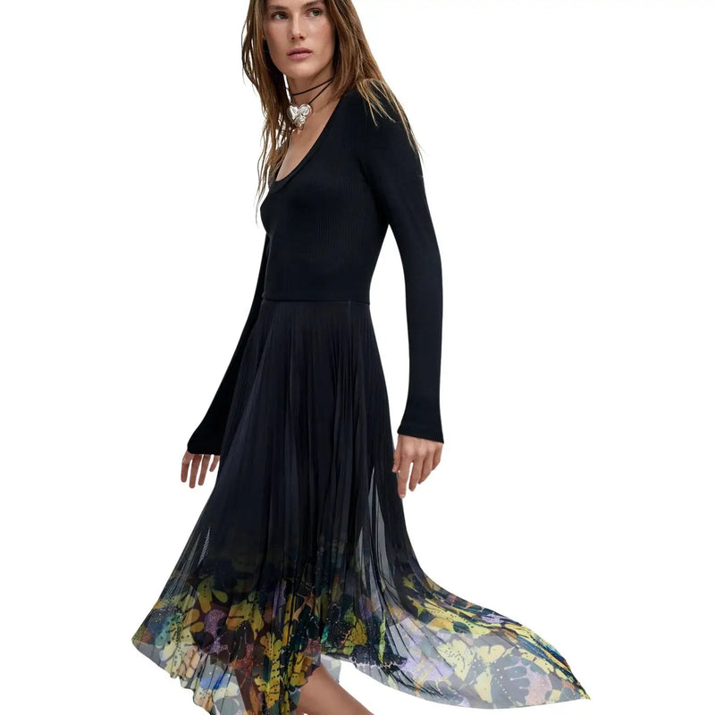 Schwarzes Desigual Damenkleid aus Viskose mit langen Ärmeln, Rundhalsausschnitt und Faltenrock mit mehrfarbigem Schmetterlingsmuster am Saum.