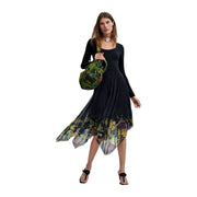 Desigual Damenkleid aus schwarzem Viskose mit langem Rundhalsausschnitt, fließendem, asymmetrischem Rock und grün-gelbem Saum mit botanischem Muster.