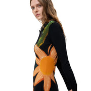 Desigual Damenkleid mit Blumenmuster aus schwarzer Viskose mit langen Ärmeln und einem leuchtend orangefarbenen Sonnenblumenmotiv