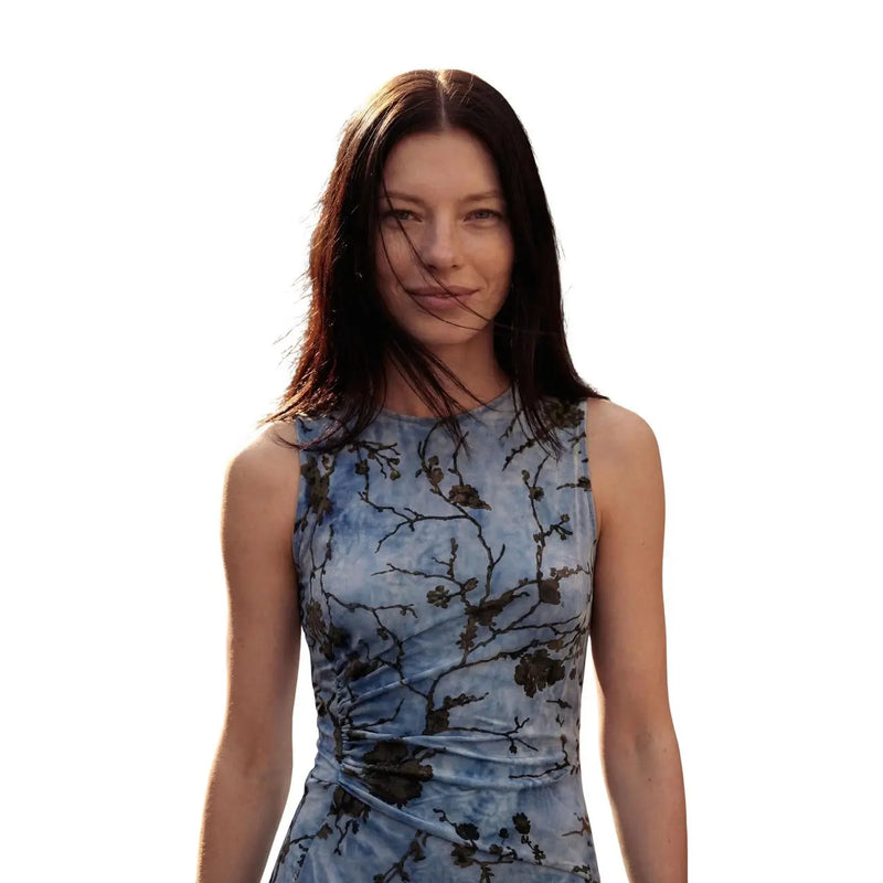 Desigual Damenkleid aus blauem Polyester mit Blumenmuster, ärmellos, dezentem Batik-Effekt und dunklen floralen Zweigen