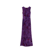 Ein ärmelloses, bodenlanges Polyesterkleid von Desigual in sattem Lila mit tiefrotem Blumenmuster und dunklen Ranken