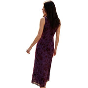 Ein ärmelloses, lila Samtkleid von Desigual mit dezentem Blumenmuster aus Polyester, knielang