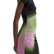Ein grünes, schmal geschnittenes Damenkleid von Desigual aus Polyester-Elastan mit Farbverlauf von Dunkelblau zu Grün und Rosa an den Seiten.