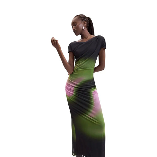 Grünes, schmal geschnittenes Midikleid von Desigual für Damen mit Farbverlauf von Schwarz zu Grün und rosa Wirbeln aus Polyester-Elastan.