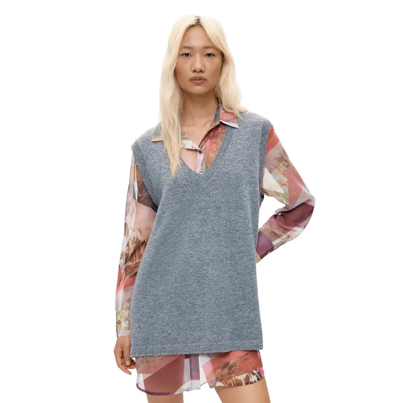 Desigual Damenkleid aus grauem Polyester, ärmellos, mit tiefem Ausschnitt und langen, transparenten Ärmeln mit Blumenmuster in Rosa- und Lilatönen.