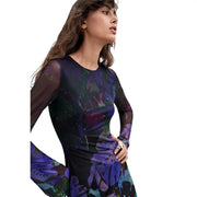 Desigual Damenkleid aus lila Polyester mit transparentem schwarzem Netzstoff und lebhaftem abstraktem Blumenmuster in tiefen Lila-, Blau- und Grüntönen.