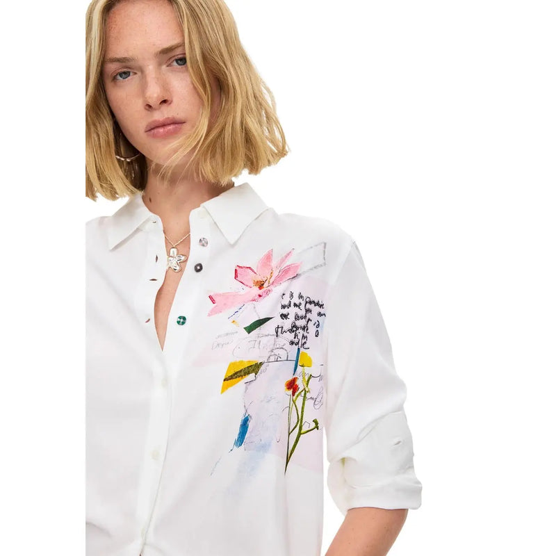 Desigual Damenbluse aus weißer Viskose mit farbenfroher, abstrakter Blumenstickerei und rosa Blüten mit handgeschriebenen Schriftzügen