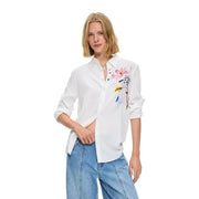 Desigual Damenbluse aus weißem, geblümtem Viskosegewebe mit langer Ärmellänge und farbenfroher Blumenstickerei am Ärmel.