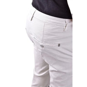 Rückseite einer weißen Chino-Hose mit dezenter Webstruktur und kleinem schwarzen Logo auf der Tasche von Dondap, graue Baumwollhose für Herren.