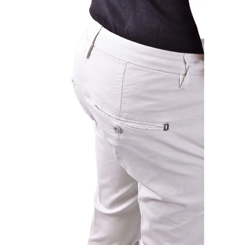 Rückseite einer weißen Chino-Hose mit dezenter Webstruktur und kleinem schwarzen Logo auf der Tasche von Dondap, graue Baumwollhose für Herren.