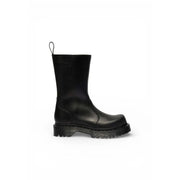 Rückansicht eines schwarzen Dr. Martens Damen-Ankle-Boots aus Leder mit klobiger Gummisohle und Zuglasche.