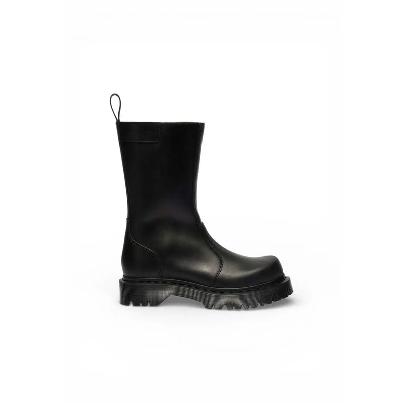 Rückansicht eines schwarzen Dr. Martens Damen-Ankle-Boots aus Leder mit klobiger Gummisohle und Zuglasche.