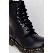 Dr. Martens Damen-Lederstiefel in Schwarz, Rückseite gezeigt, entworfen für Herbst und Winter