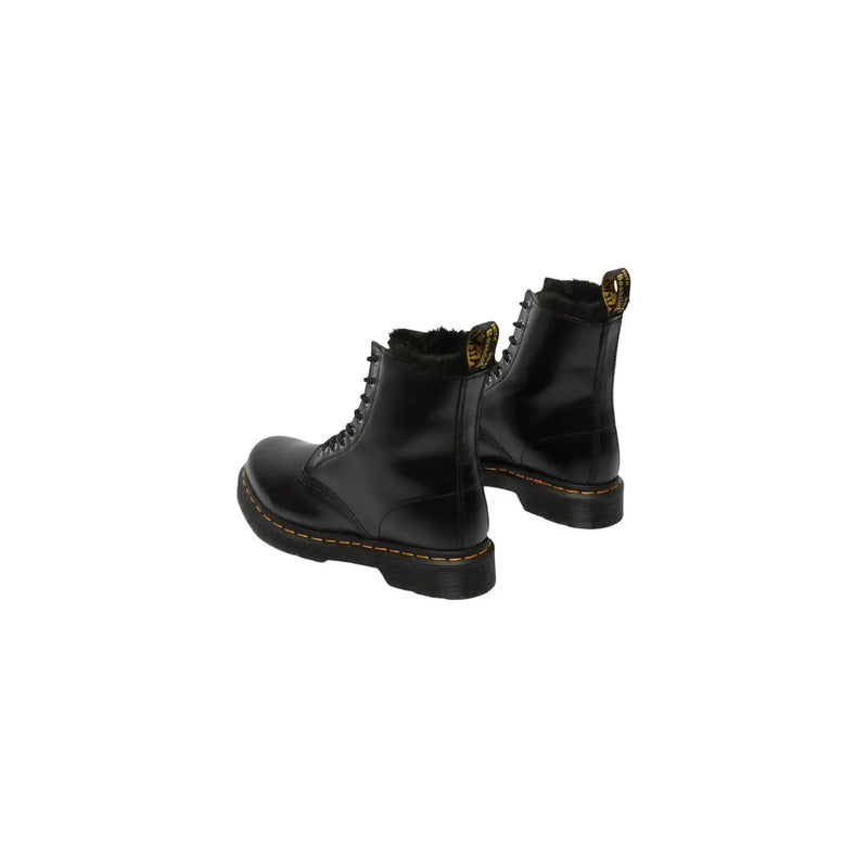 Dr. Martens Damenstiefel aus schwarzem Lackleder, Rückseite gezeigt, entworfen für Herbst und Winter