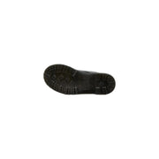 Schwarze Gummisohle mit tiefem Profil und geprägtem Logo, abgebildet an den schwarzen Dr. Martens Damen-Lederstiefeln für Herbst/Winter.
