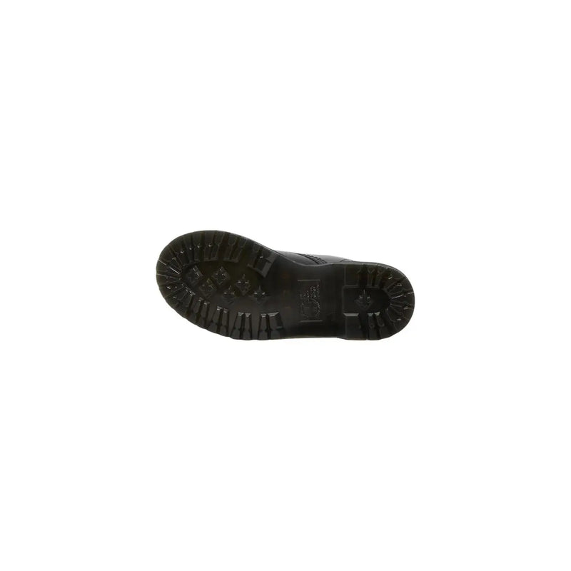 Schwarze Gummisohle mit tiefem Profil und geprägtem Logo, abgebildet an den schwarzen Dr. Martens Damen-Lederstiefeln für Herbst/Winter.