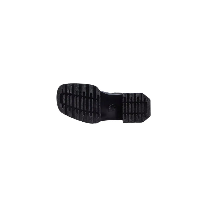 Schwarze Gummisohle mit geripptem Profil und robustem Absatz an der Rückseite der schwarzen Dr. Martens Chelsea Boots aus Leder für Damen.