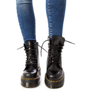 Schwarze Dr. Martens Damen-Schnürstiefel aus Leder, Größe 4, von hinten abgebildet, mit Detailansicht des Absatzes.