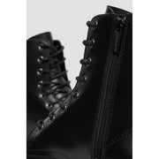 Schwarze Dr. Martens Damen-Schnürstiefel aus Leder, Größe 4, von hinten abgebildet, wobei das robuste Absatzdesign hervorgehoben wird.