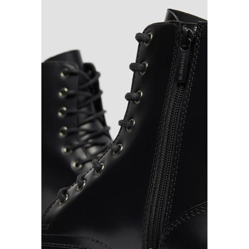 Schwarze Dr. Martens Damen-Schnürstiefel aus Leder, Größe 4, von hinten abgebildet, wobei das robuste Absatzdesign hervorgehoben wird.