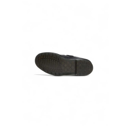 Schwarze Gummisohle mit profilierten Rillen für besseren Halt an den schwarzen Dr. Martens Damen-Slippern aus Leder.
