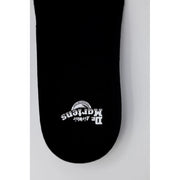 Schwarze Dr. Martens Damenschuhe aus Polyester, die die Rückseite mit strapazierfähigen Nähten und klassischen Designdetails zeigen.