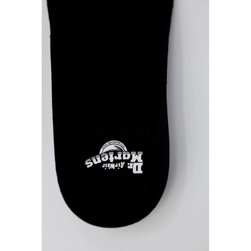 Schwarze Dr. Martens Damenschuhe aus Polyester, die die Rückseite mit strapazierfähigen Nähten und klassischen Designdetails zeigen.