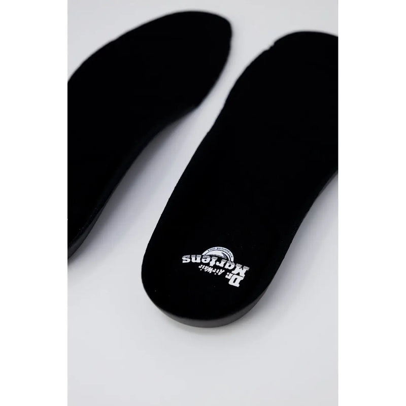 Schwarze Dr. Martens Damenschuhe aus Polyester, die die Rückseite mit strapazierfähigem Material und klassischem Design zeigen.