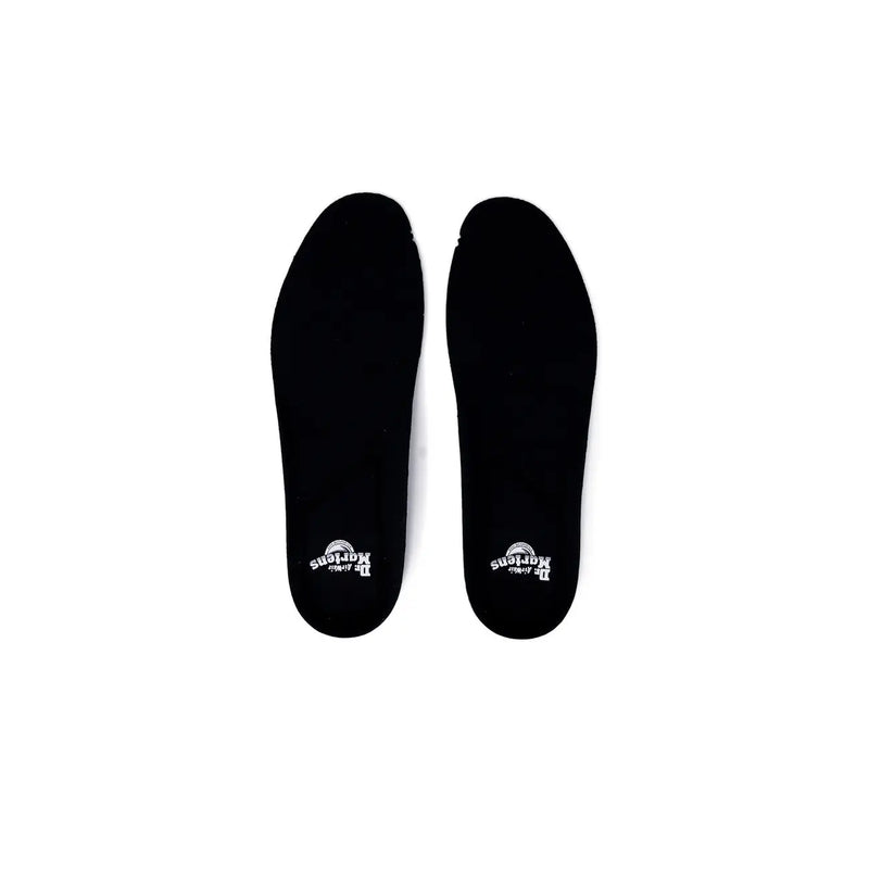 Schwarze Dr. Martens Damenschuhe aus Polyester, die die Rückseite zeigen und das elegante Design und das strapazierfähige Material hervorheben.