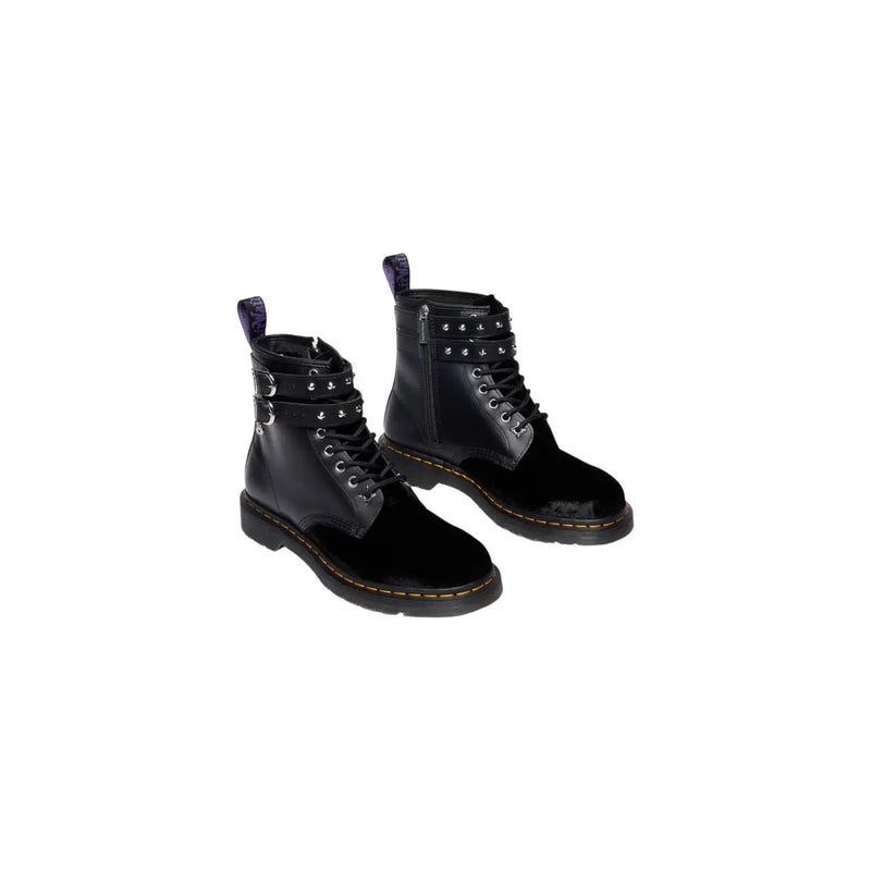 Schwarze Dr. Martens Damenstiefel aus Leder und Samt mit Reißverschluss, von der Rückseite gezeigt, wobei die wichtigsten Designmerkmale hervorgehoben werden.