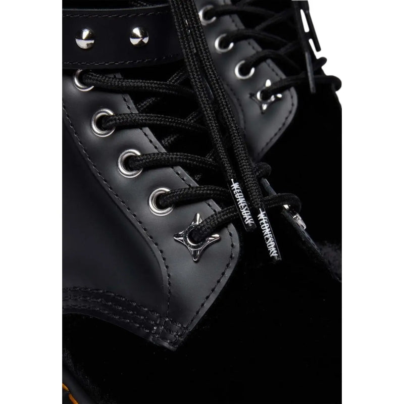 Schwarze Dr. Martens Damenstiefel aus Leder mit schwarzen Schnürsenkeln, silbernen Sternspitzen und metallischen Ösen